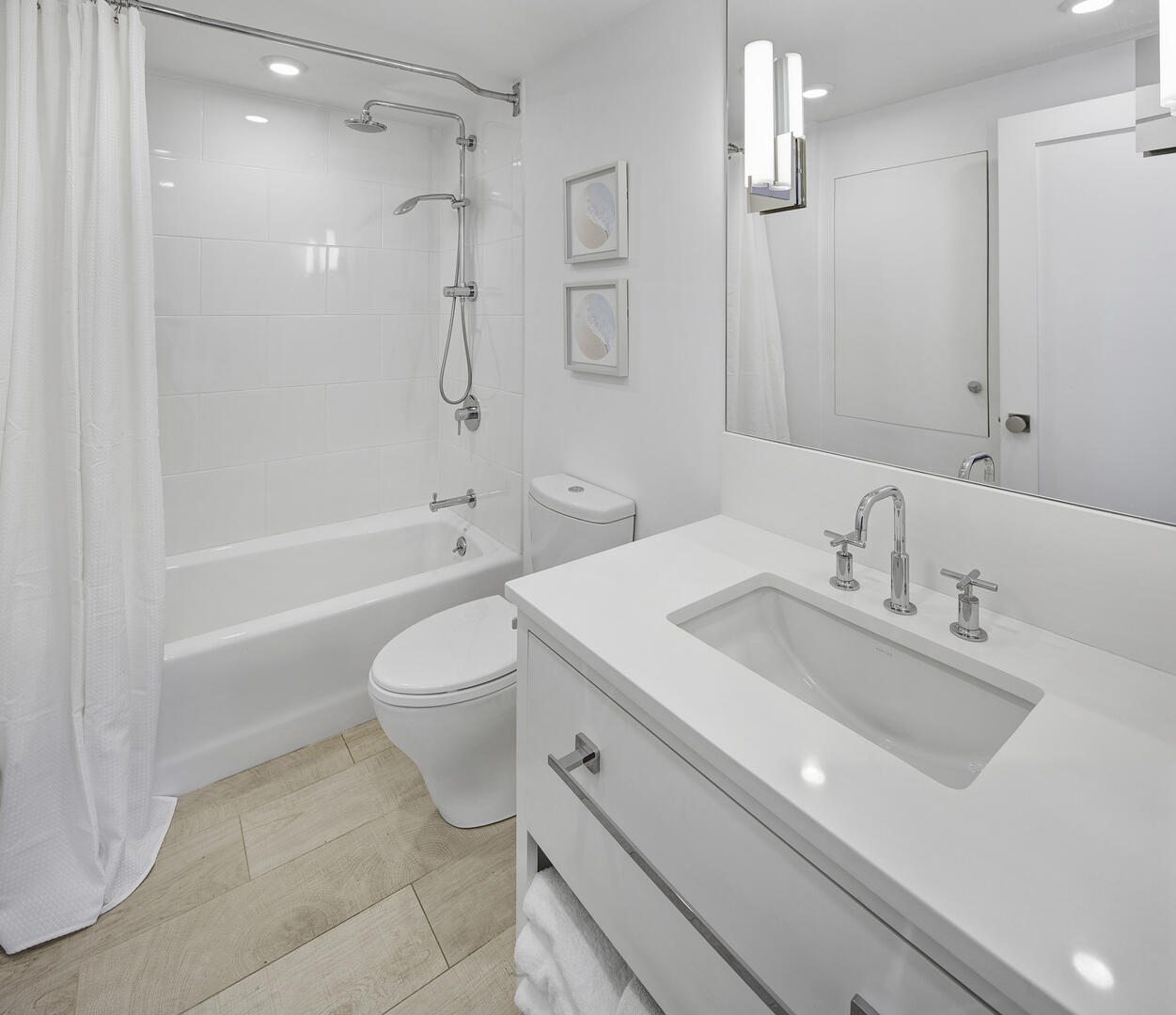 BR2 Queen En Suite with Tub Shower Combo, First Floor