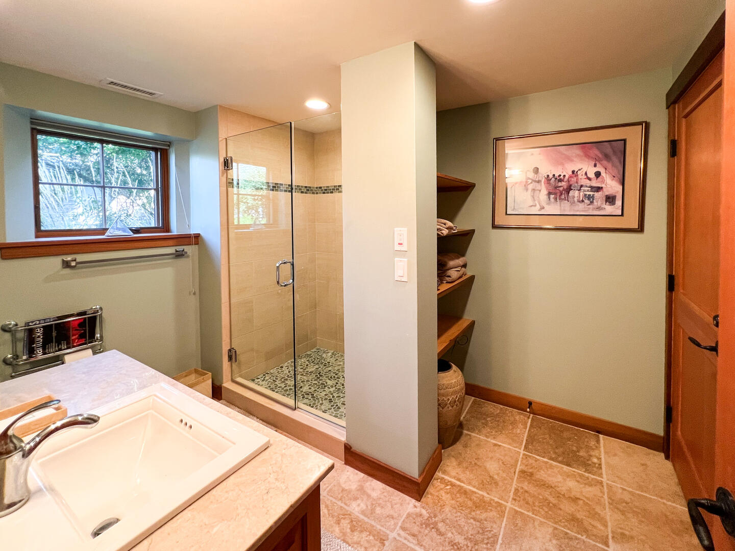 BR4 Queen En suite with Shower Stall, Lower Level