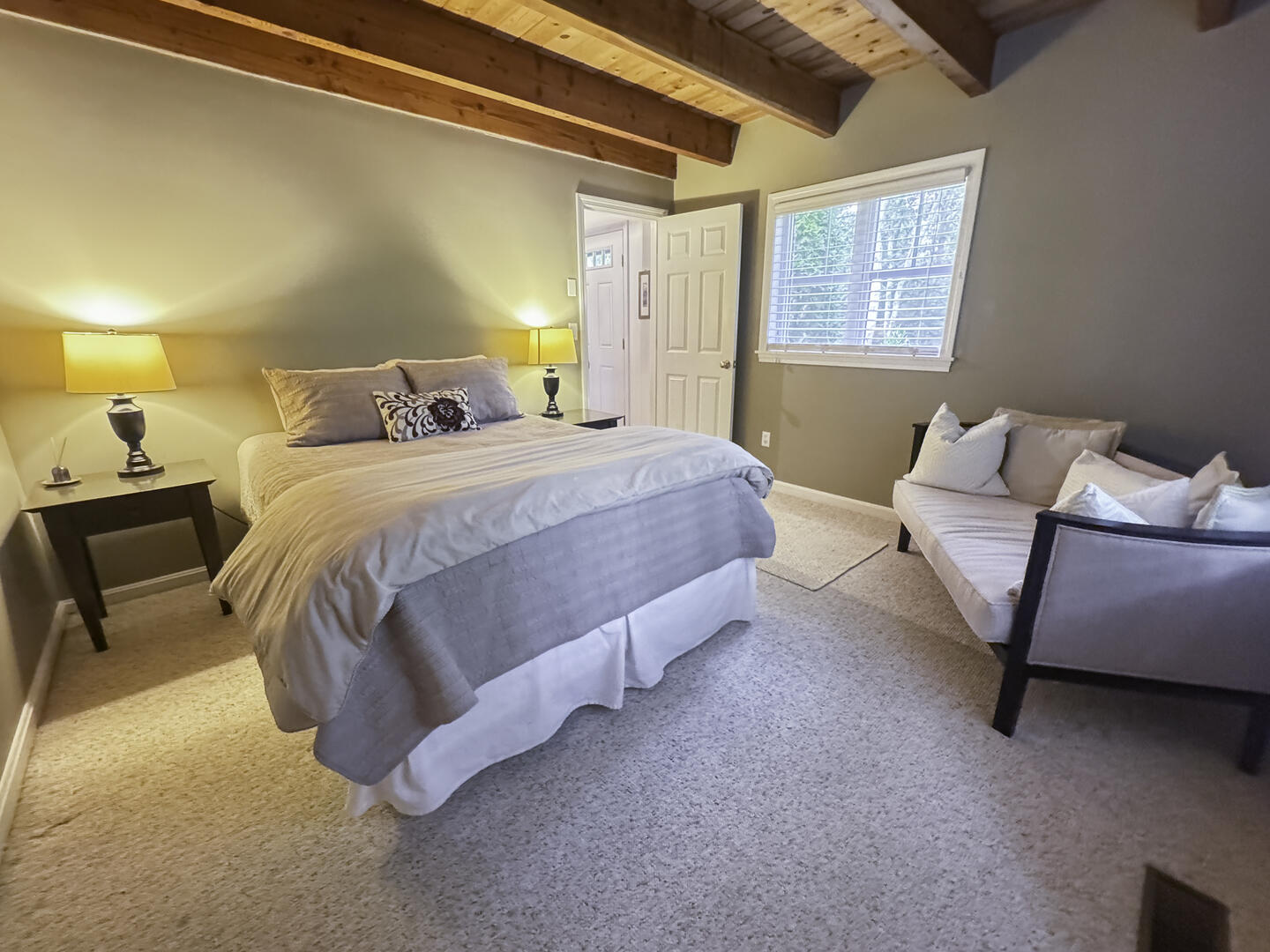 BR1 Queen, First Floor