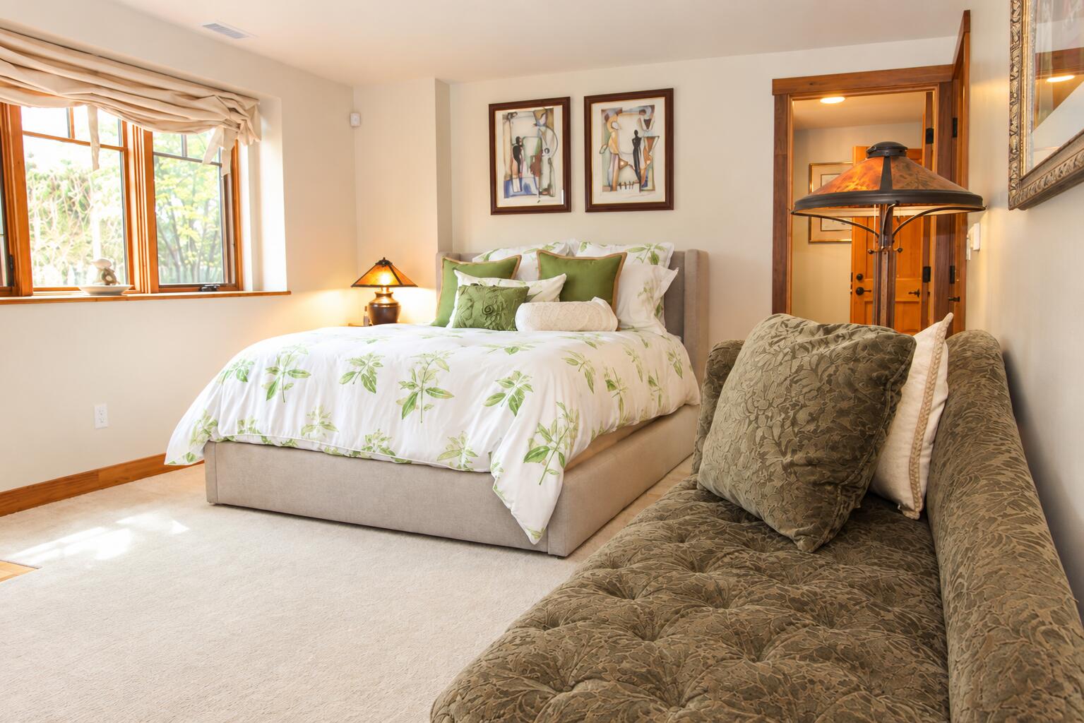BR4 Queen En Suite, lower level
