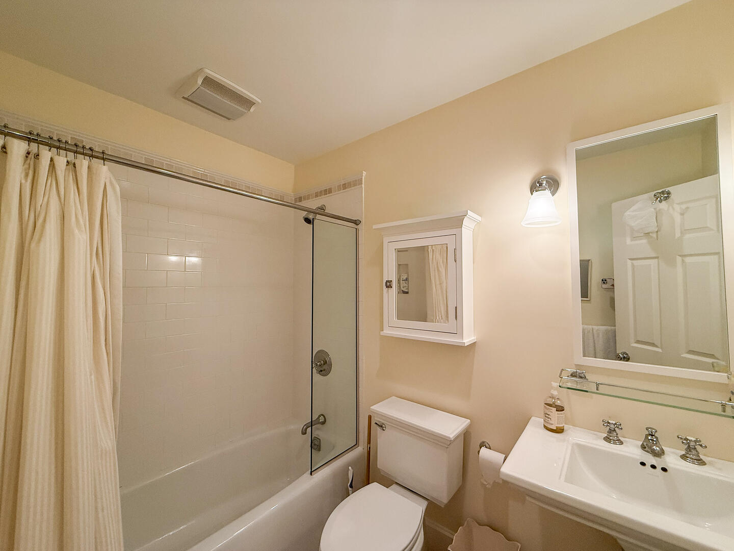BR1 Queen En Suite with a Shower Tub Combo, First Floor