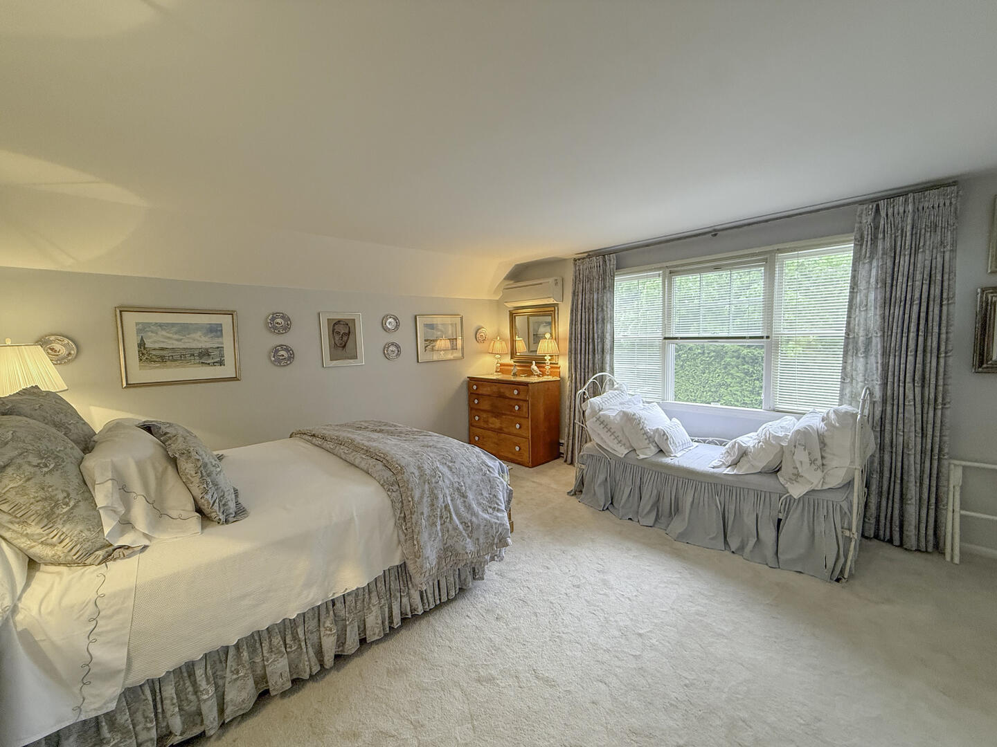 BR2 Queen, Second Floor