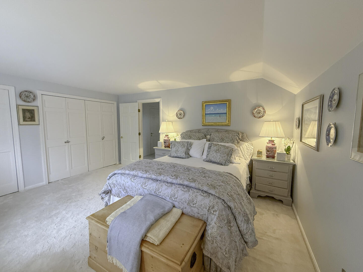 BR2 Queen, Second Floor