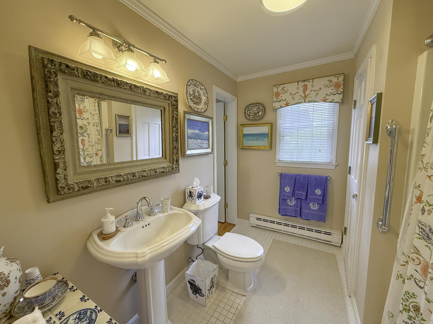 BR1 Queen En Suite with Shower Tub Combo, First Floor