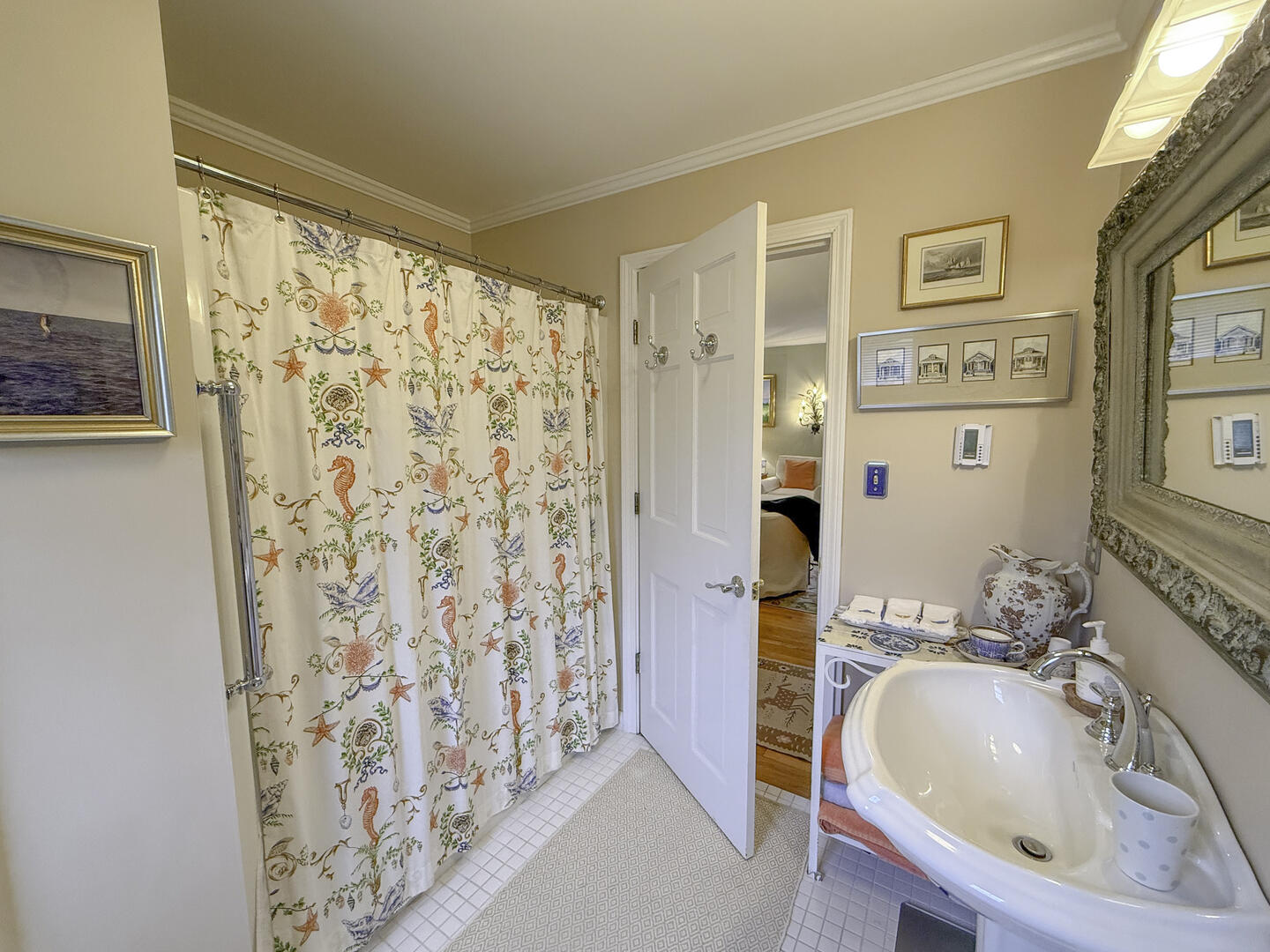 BR1 Queen En Suite with Shower Tub Combo, First Floor