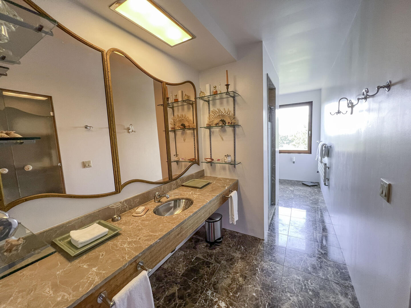 BR1 King En Suite with Shower Stall, First Floor