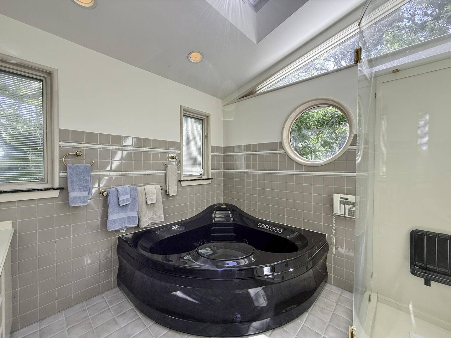 Cottage with Twin Sofabed En Suite with Shower Stall and Jacuzzi Tub, First Floor