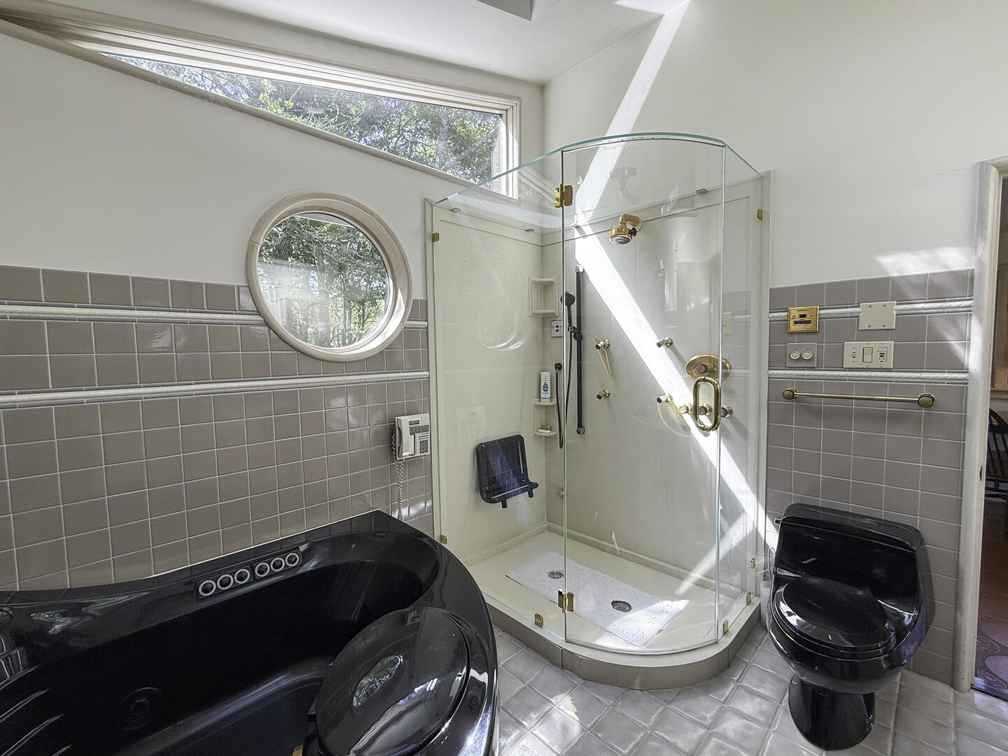 Cottage with Twin Sofabed En Suite with Shower Stall and Jacuzzi Tub, First Floor