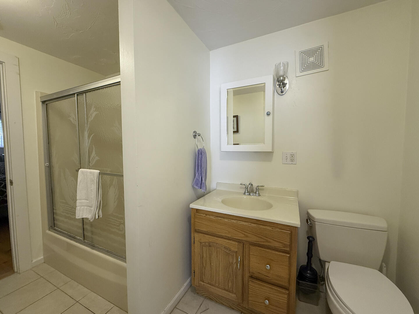 BR1 Adjoining/Hall bath with Shower Tub Combo, First Floor
