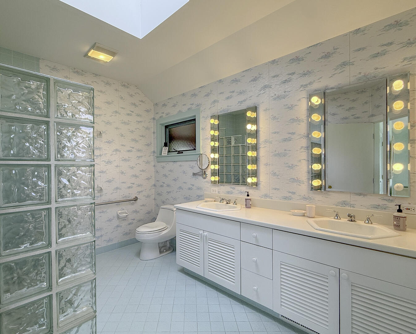 BR1 King En Suite with Shower Stall, First Floor