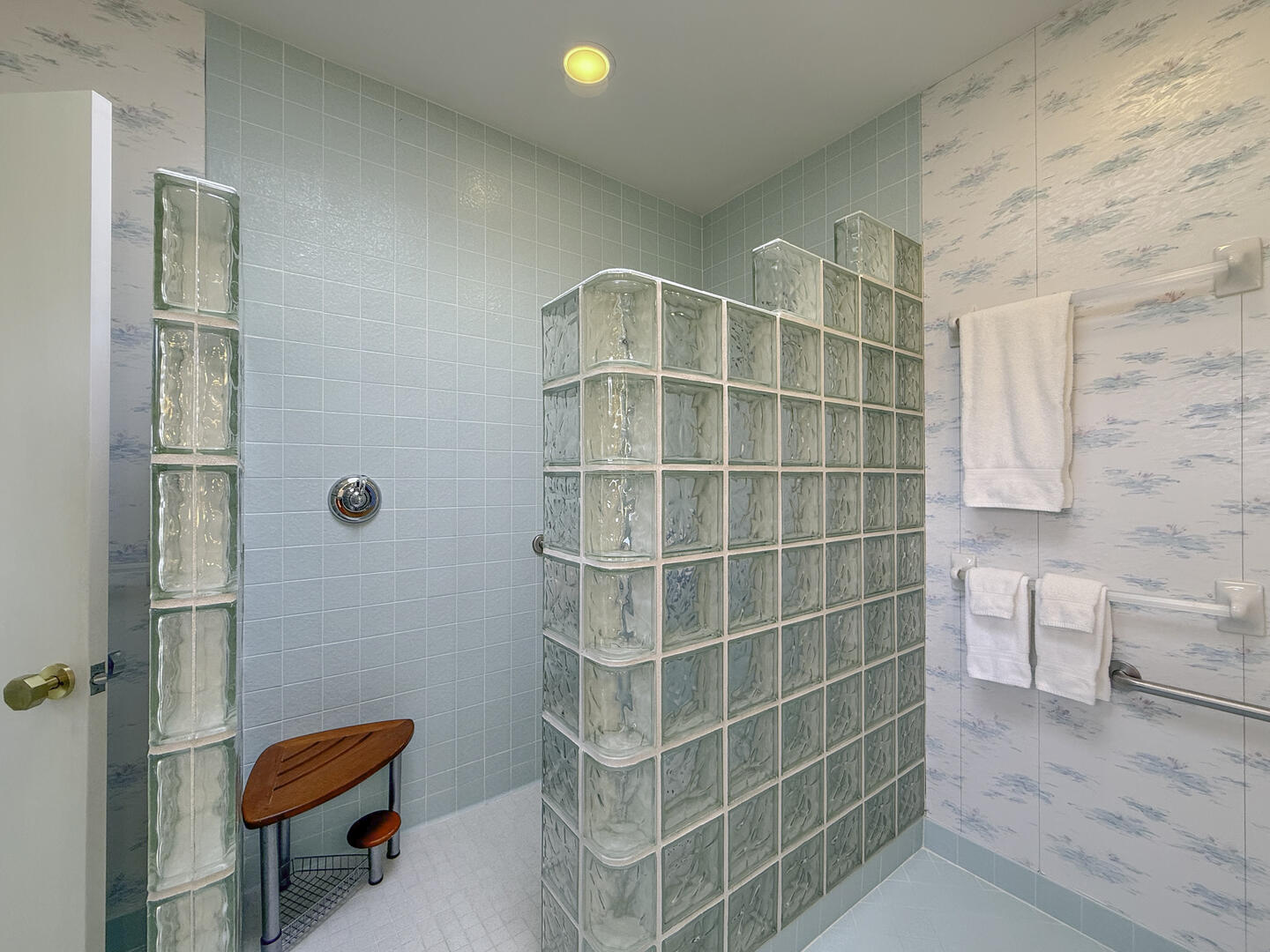 BR1 King En Suite with Shower Stall, First Floor