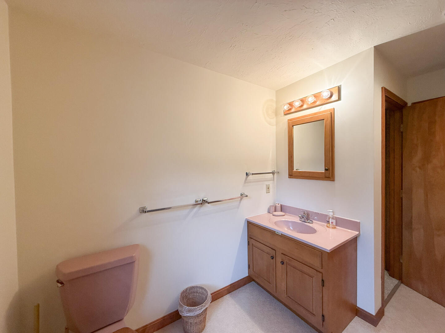BR1 Adjoining Hall Bath with a Shower Tub Combo, Second Floor