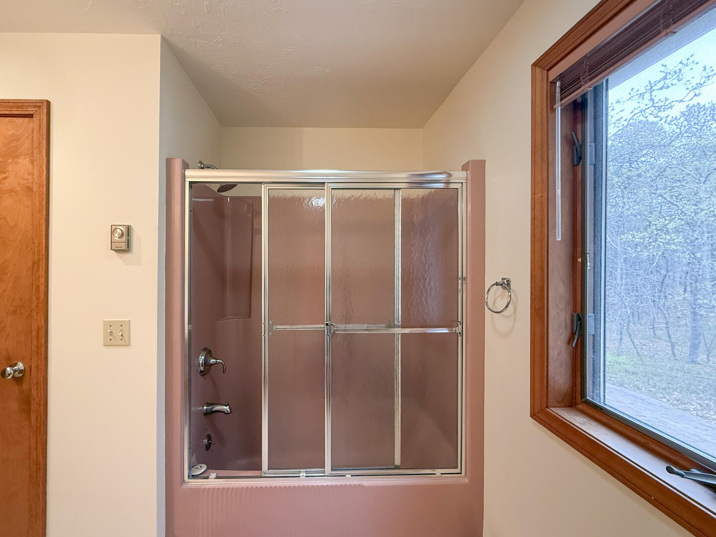 BR1 Adjoining Hall Bath with a Shower Tub Combo, Second Floor