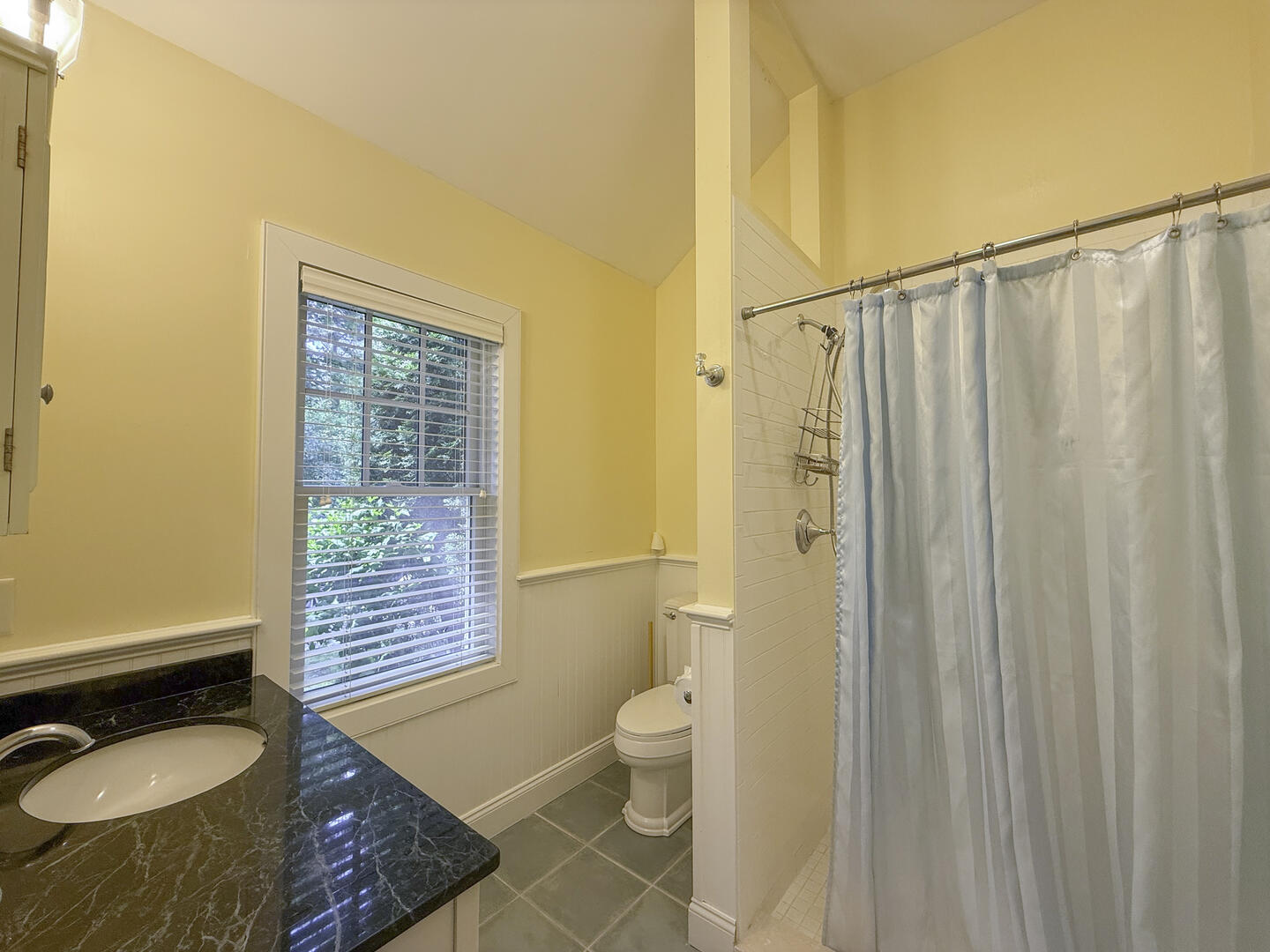 BR1 King En Suite with Shower Stall, First Floor