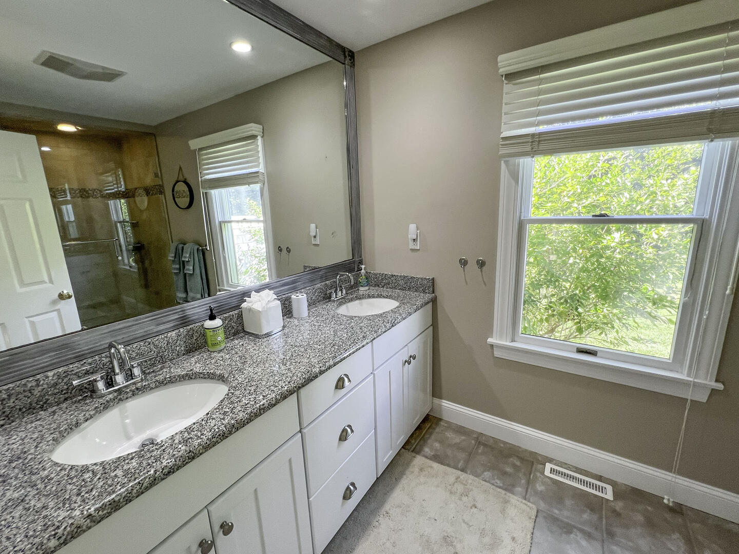 BR1 King En Suite with Shower Stall, First Floor