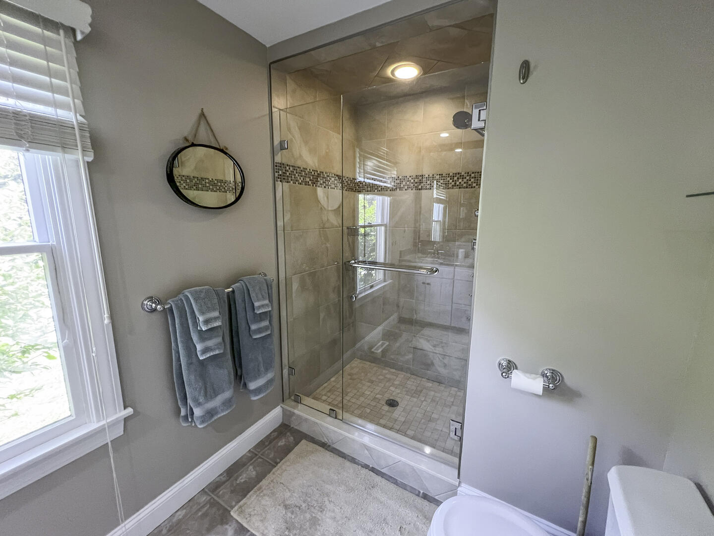 BR1 King En Suite with Shower Stall, First Floor