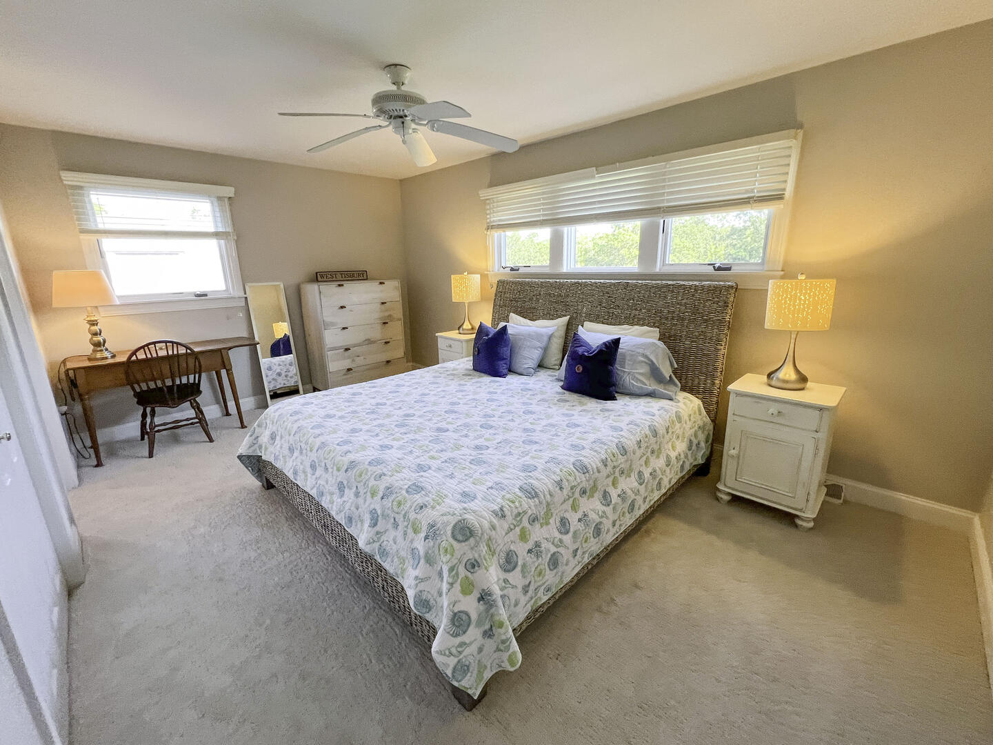 BR2 King with Adjoining Hall Bath, Second Floor