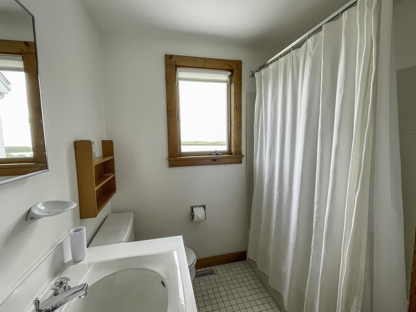 BR1 En Suite, with Shower Tub Combo