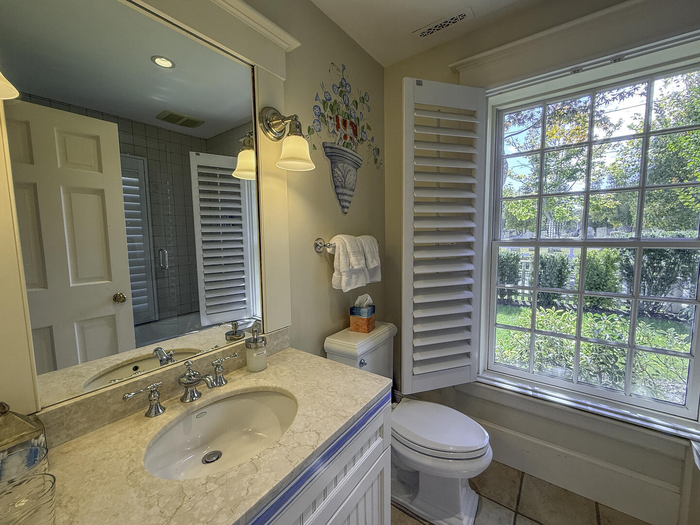 BR1 King En Suite with Shower Tub Combo, First Floor