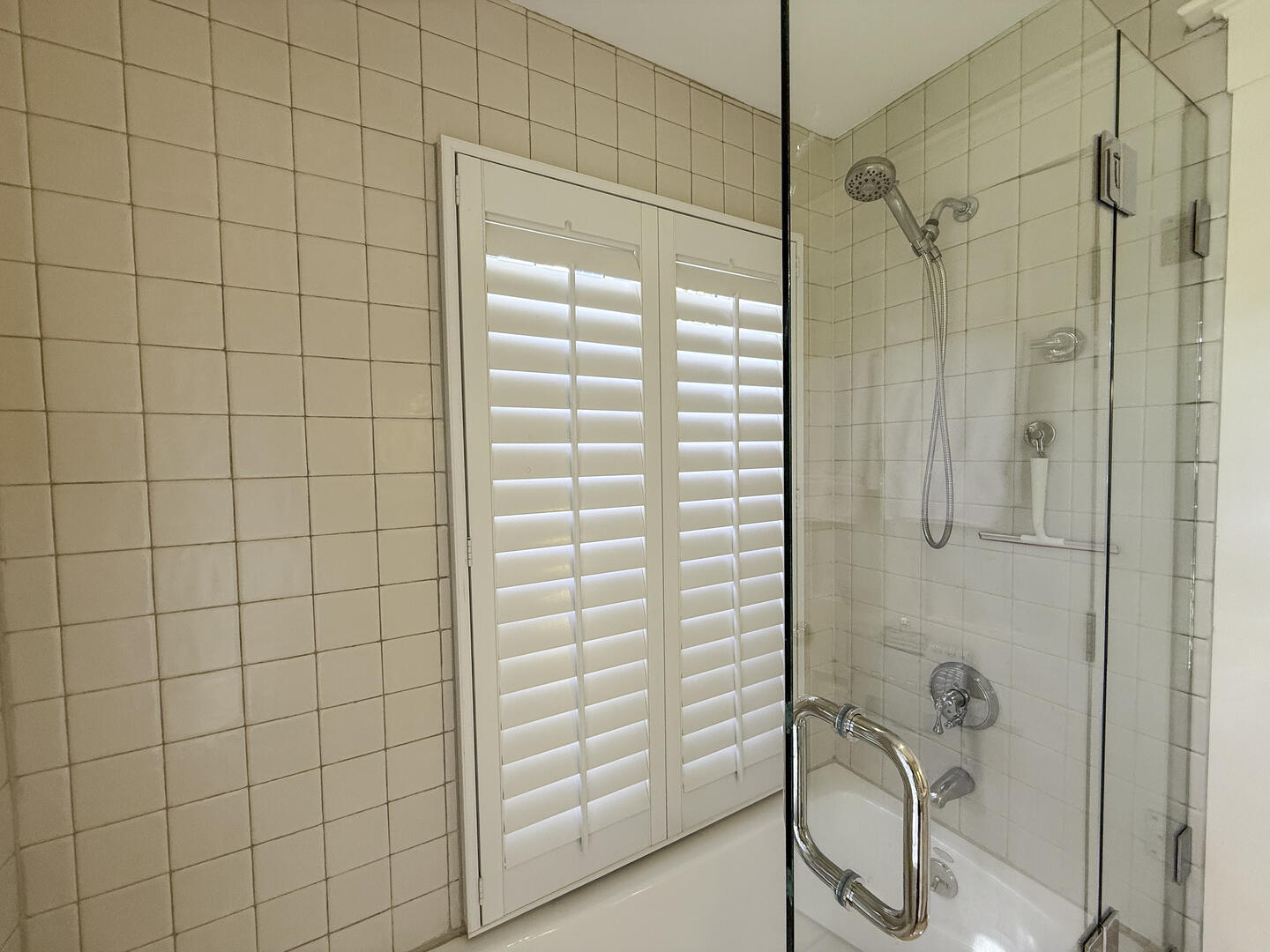 BR1 King En Suite with Shower Tub Combo, First Floor