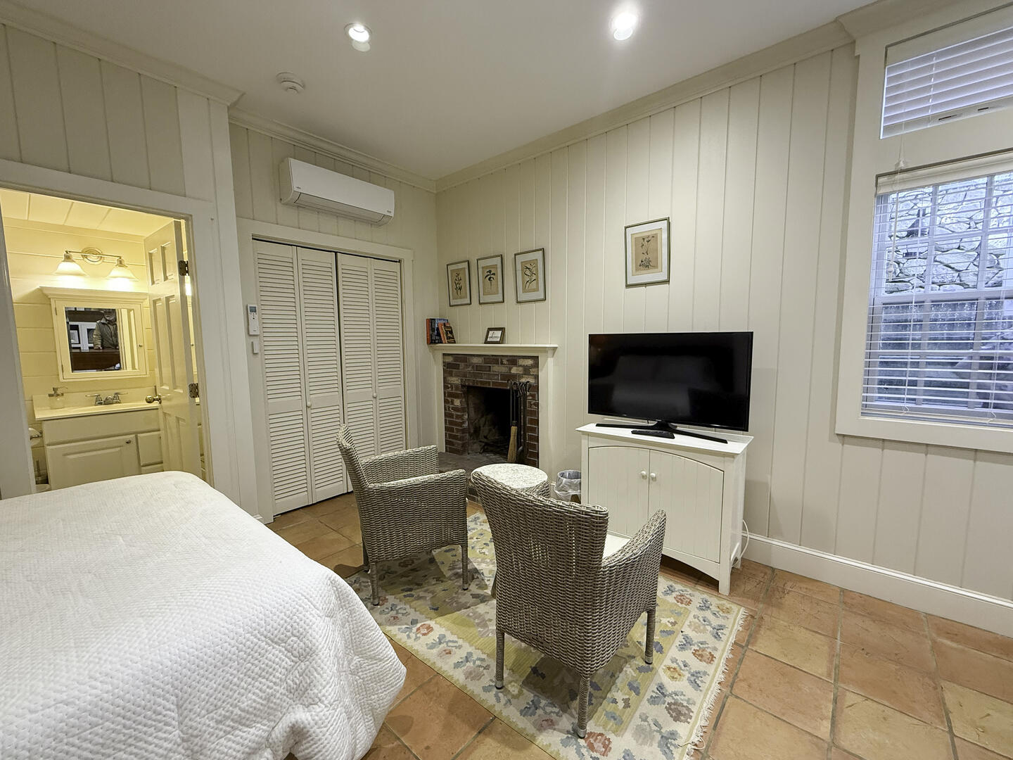 BR5 Queen, Lower Level Studio