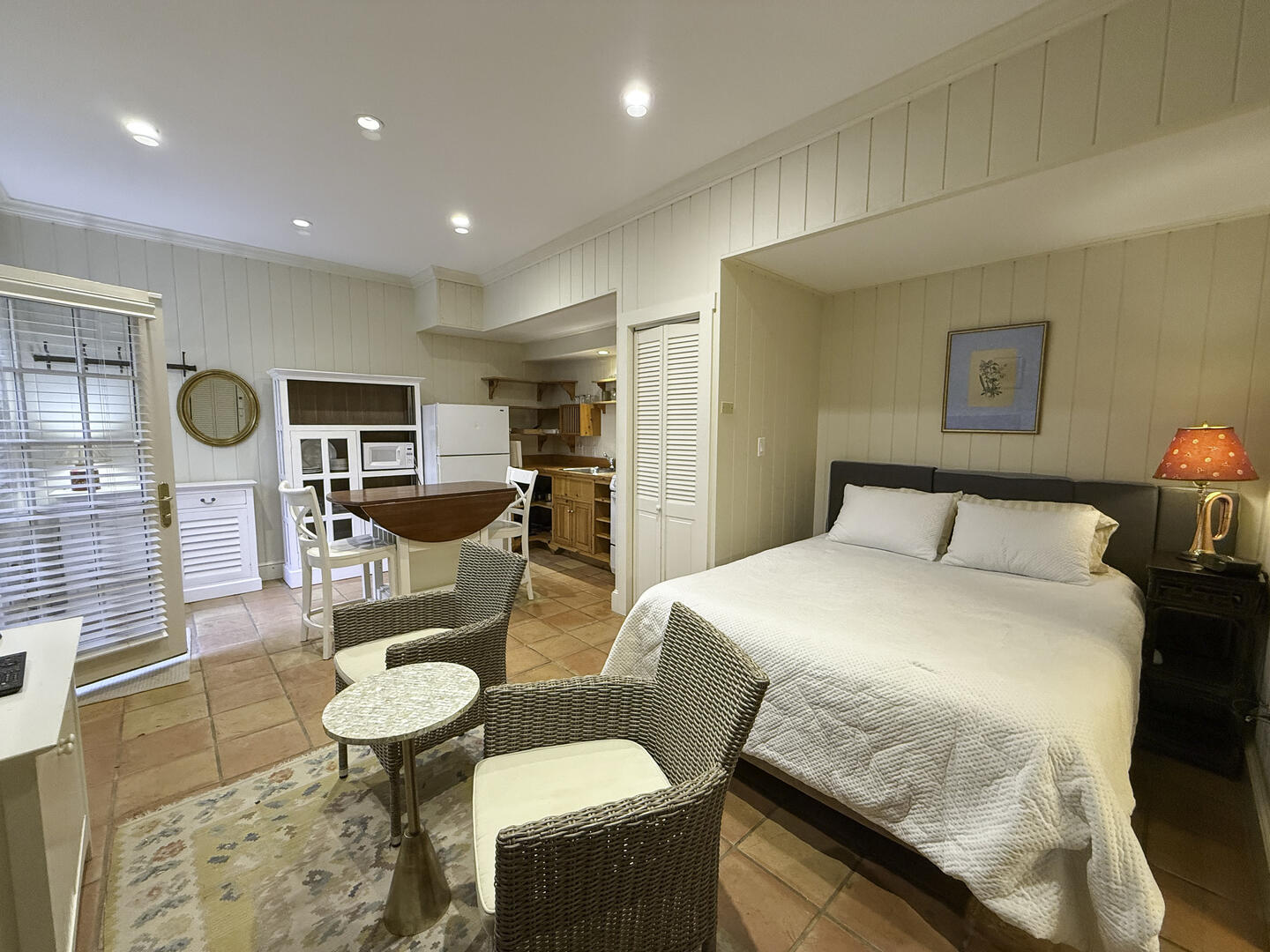 BR5 Queen, Lower Level Studio