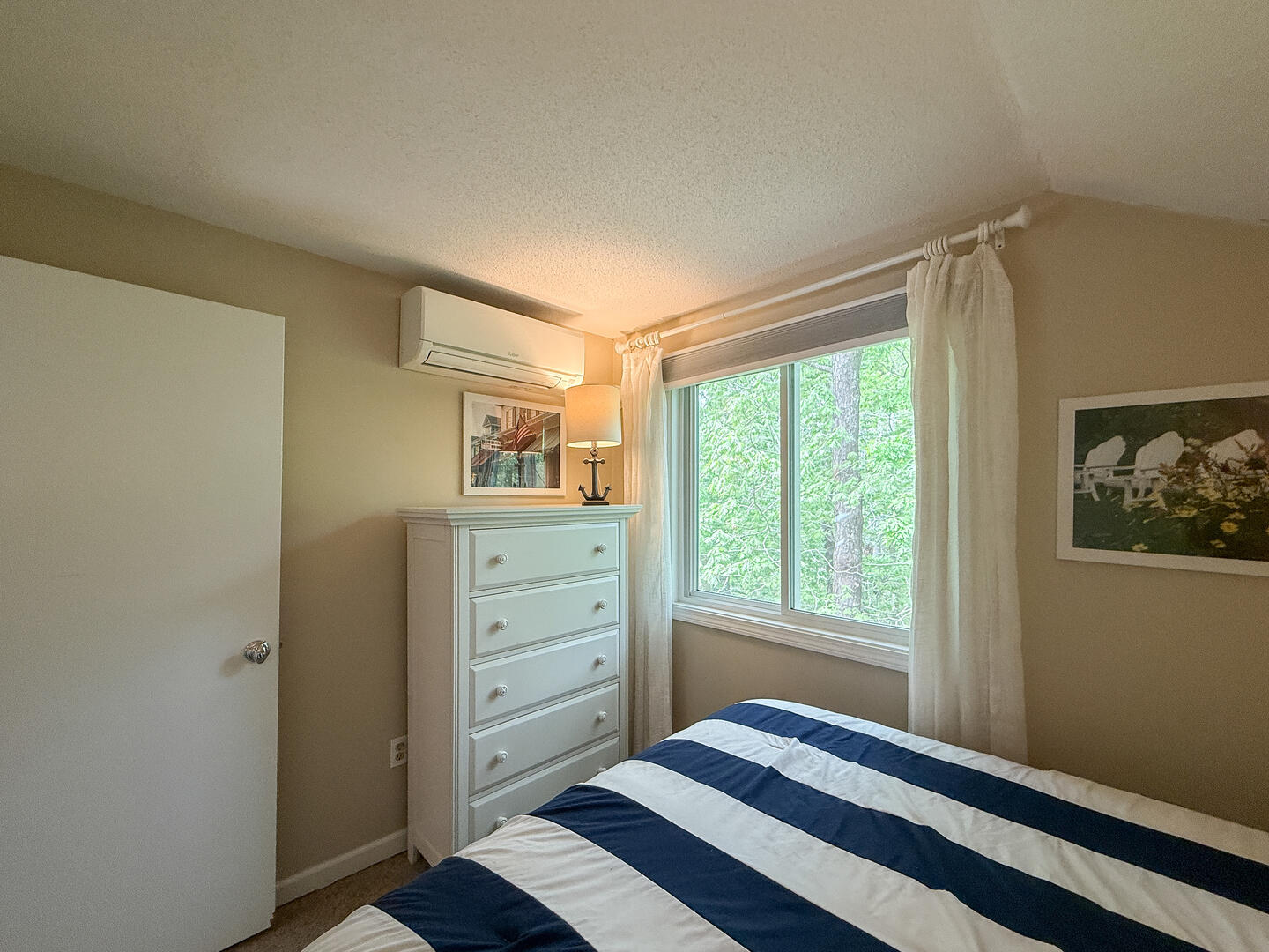 BR3 Queen, Second Floor