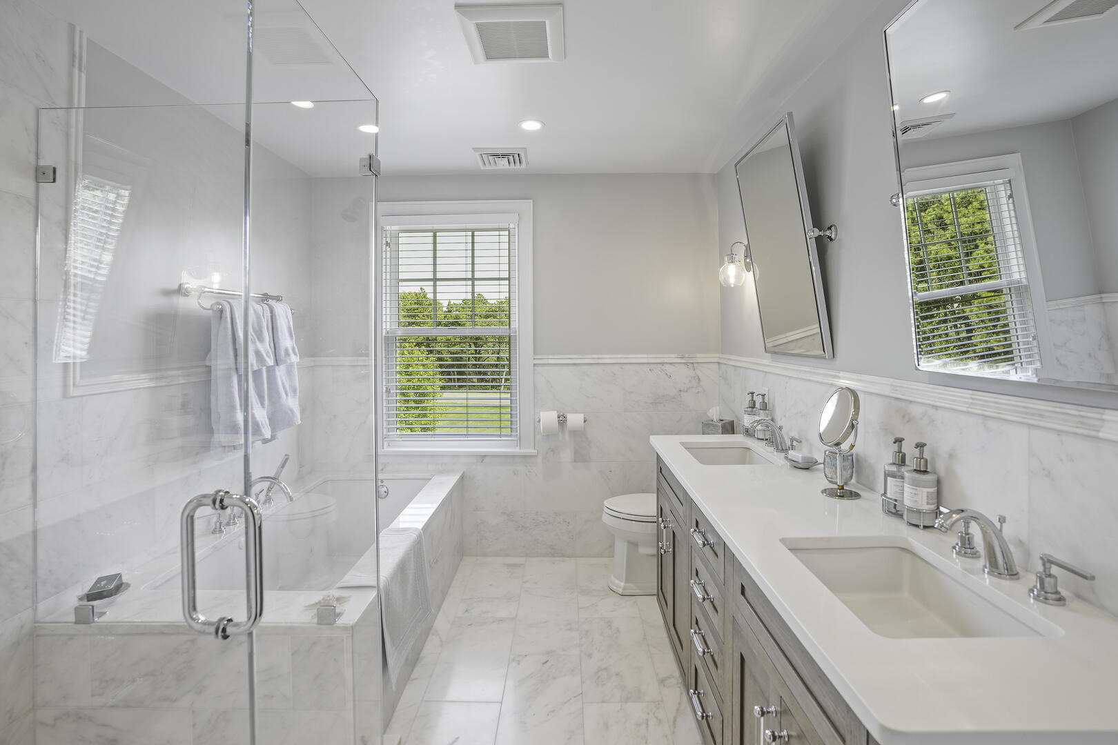 BR2 King En Suite with Shower Stall 