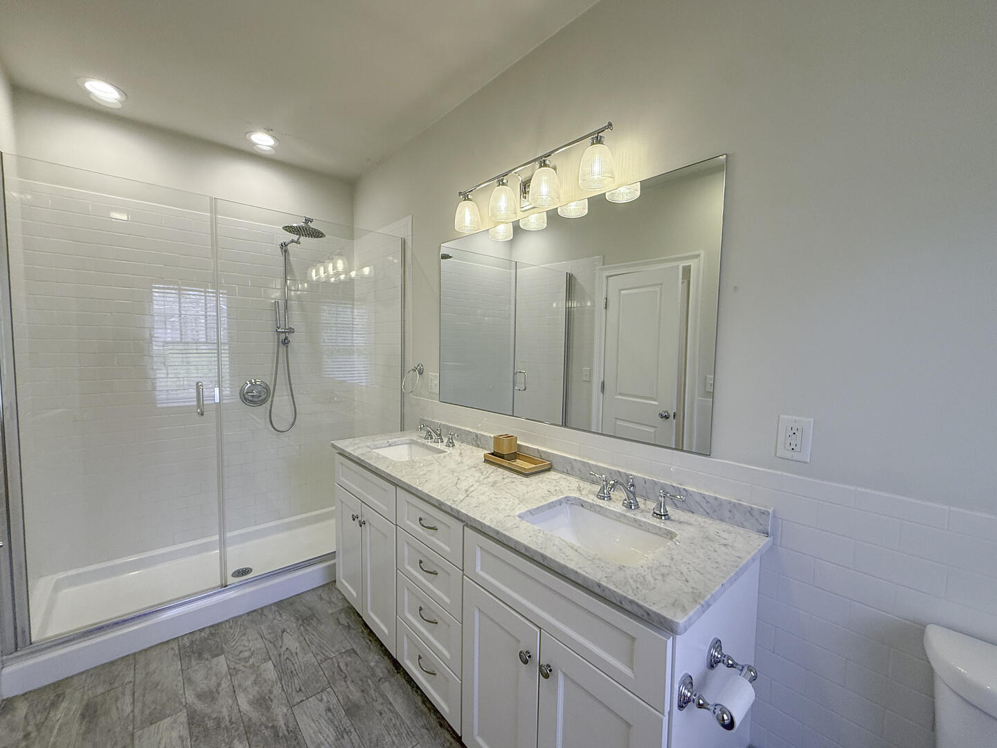 BR1 King En Suite with Shower Stall, First Floor