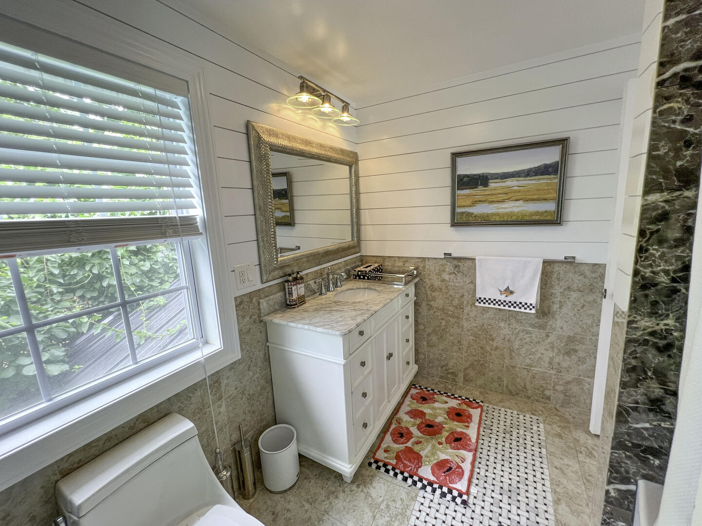 BR1 Queen En Suite with Tub Shower Combo, First Floor