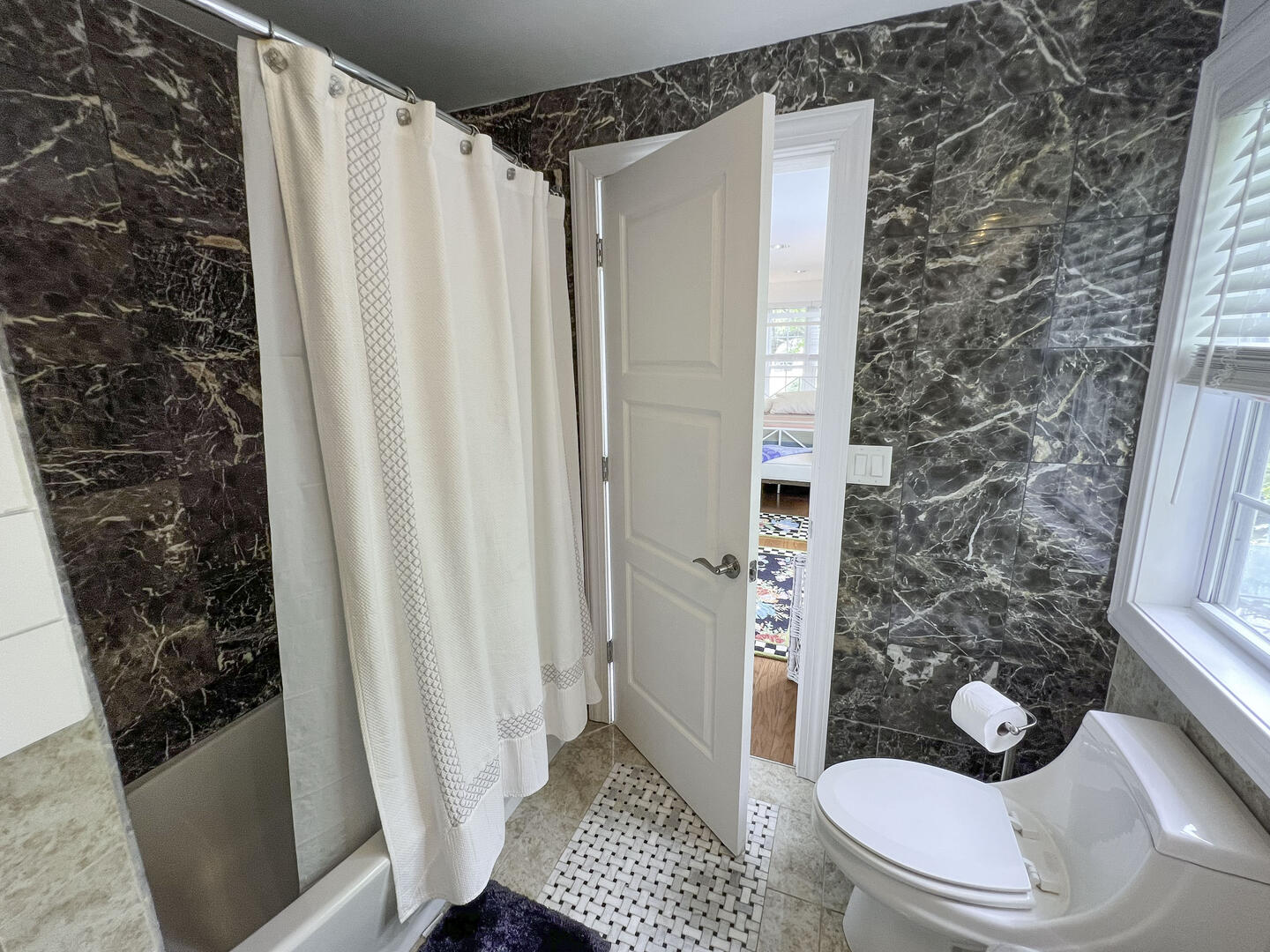 BR1 Queen En Suite with Tub Shower Combo, First Floor