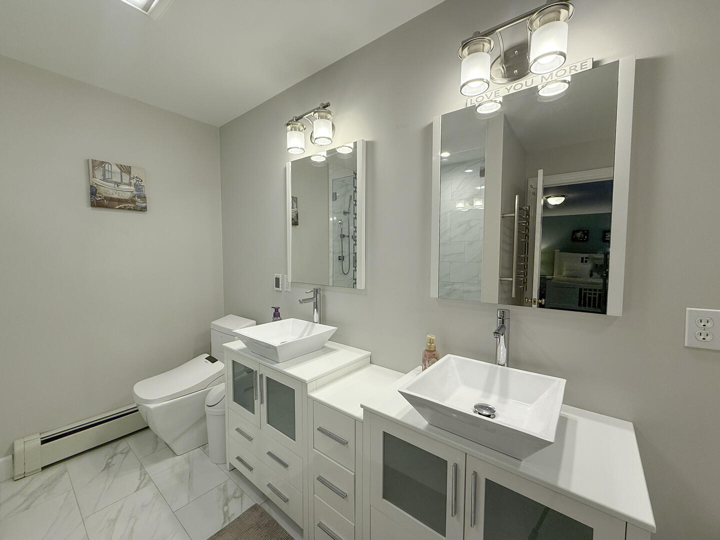 BR1 Queen En Suite with Shower Stall and Tub, First Floor