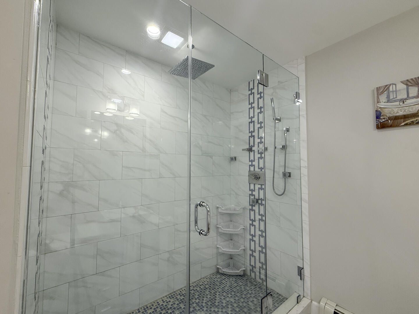 BR1 Queen En Suite with Shower Stall and Tub, First Floor