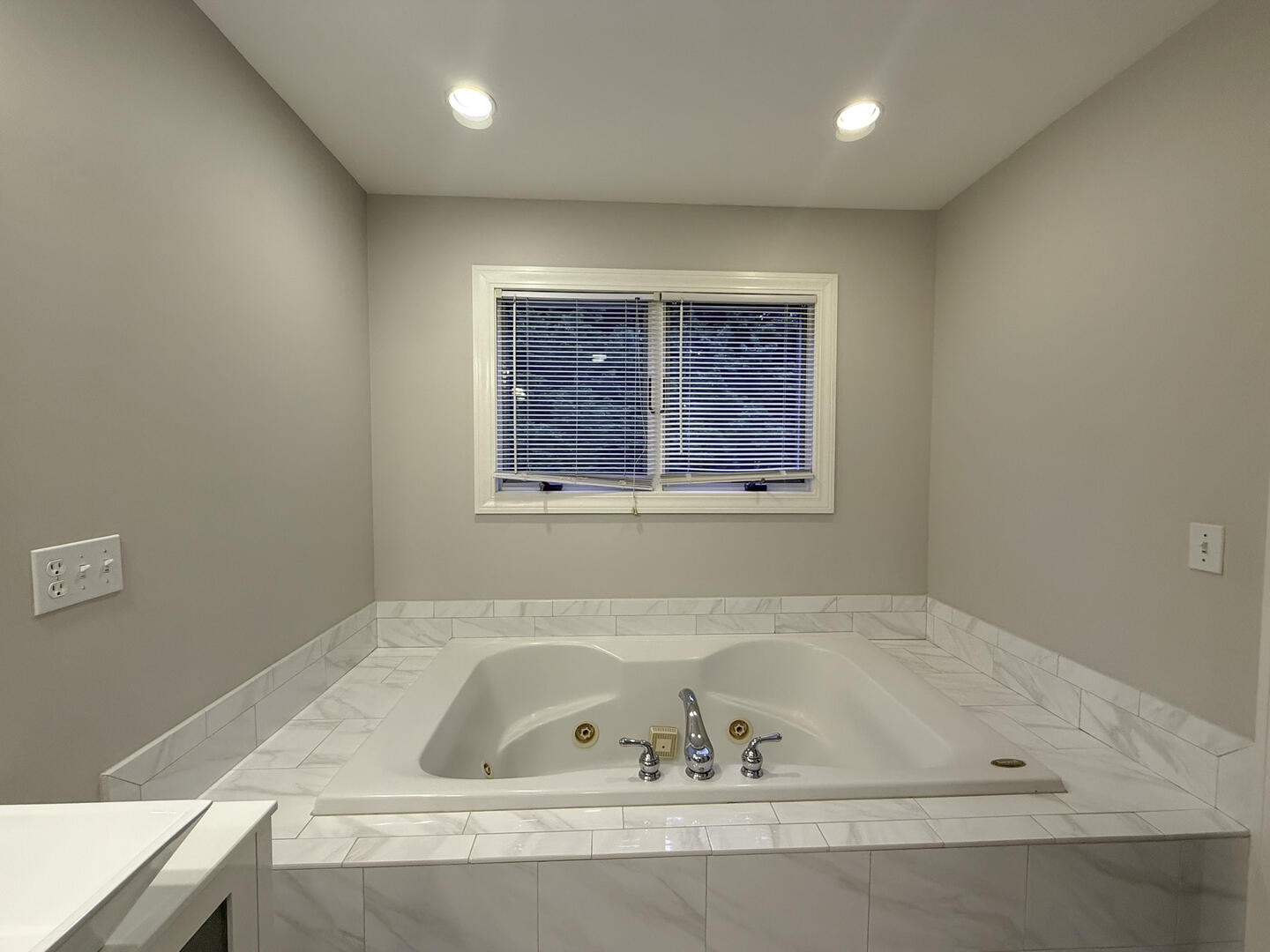 BR1 Queen En Suite with Shower Stall and Tub, First Floor