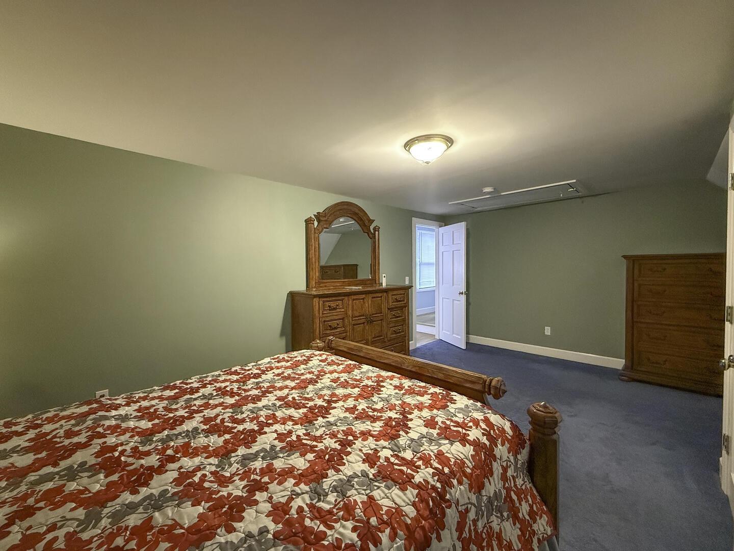 BR4 Queen, Second Floor