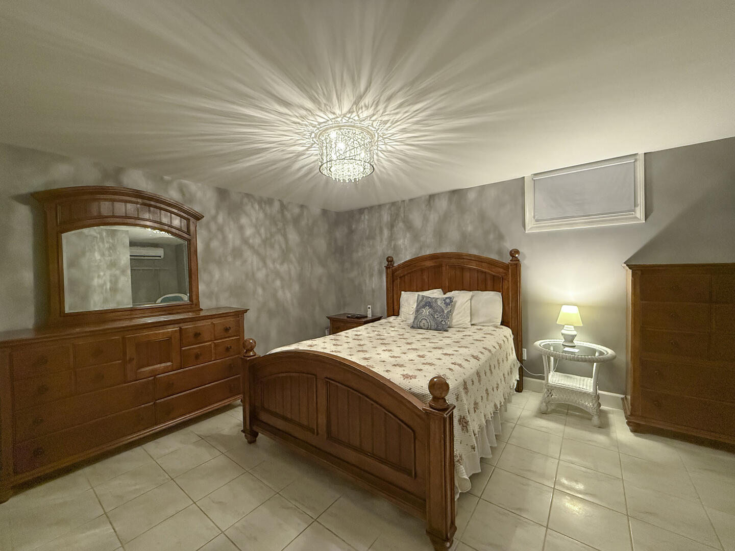 BR6 Queen, Lower level