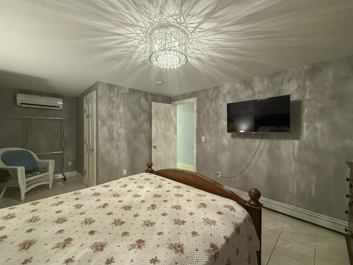 BR6 Queen, Lower level