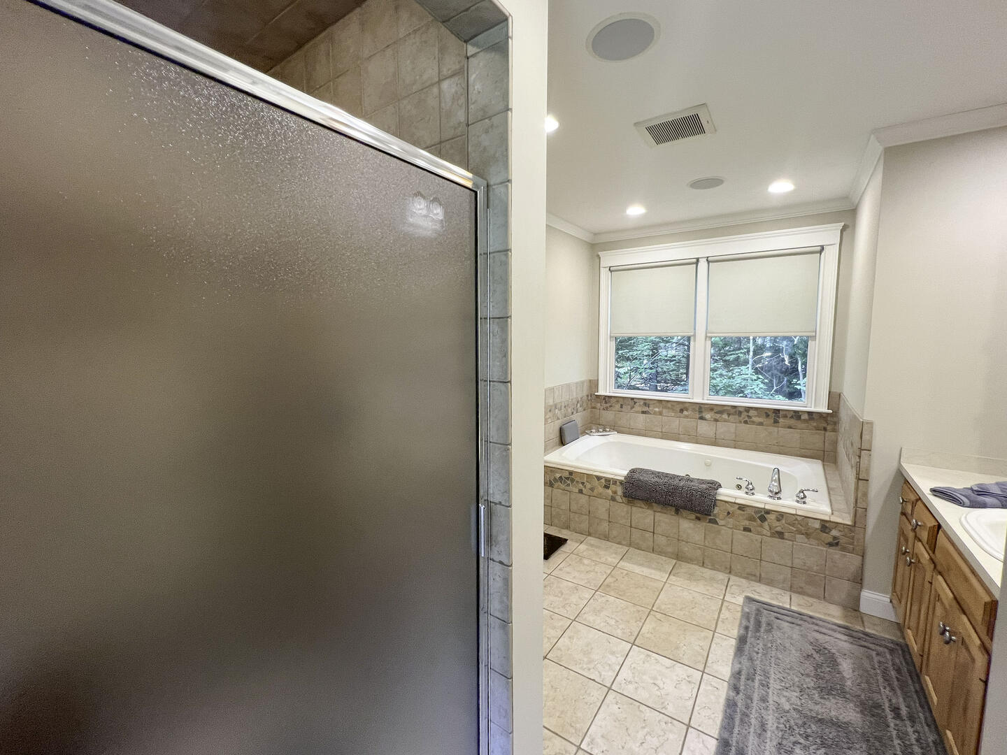 BR1 King En Suite with Separate Tub 