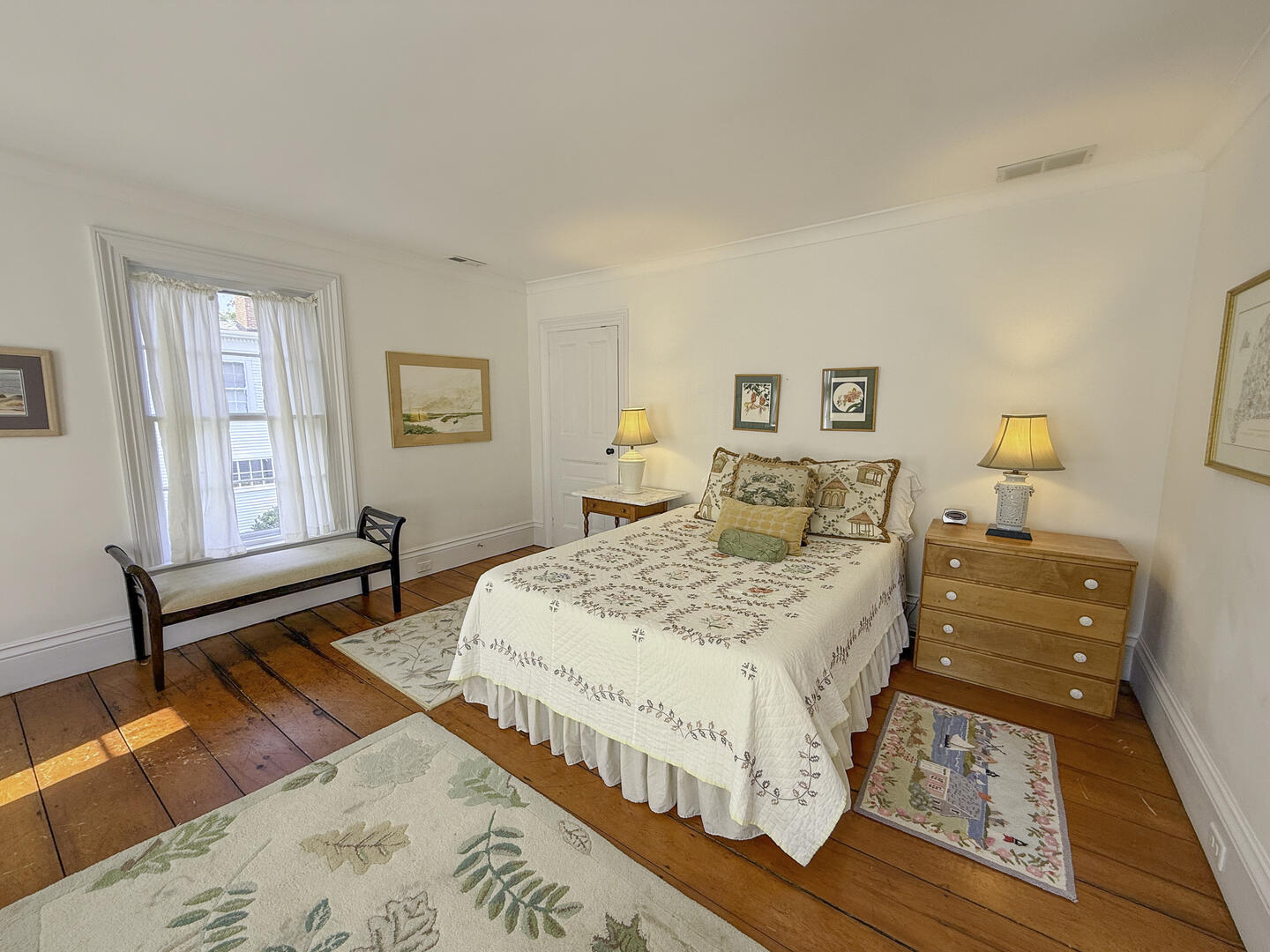 BR2 Queen, Second Floor