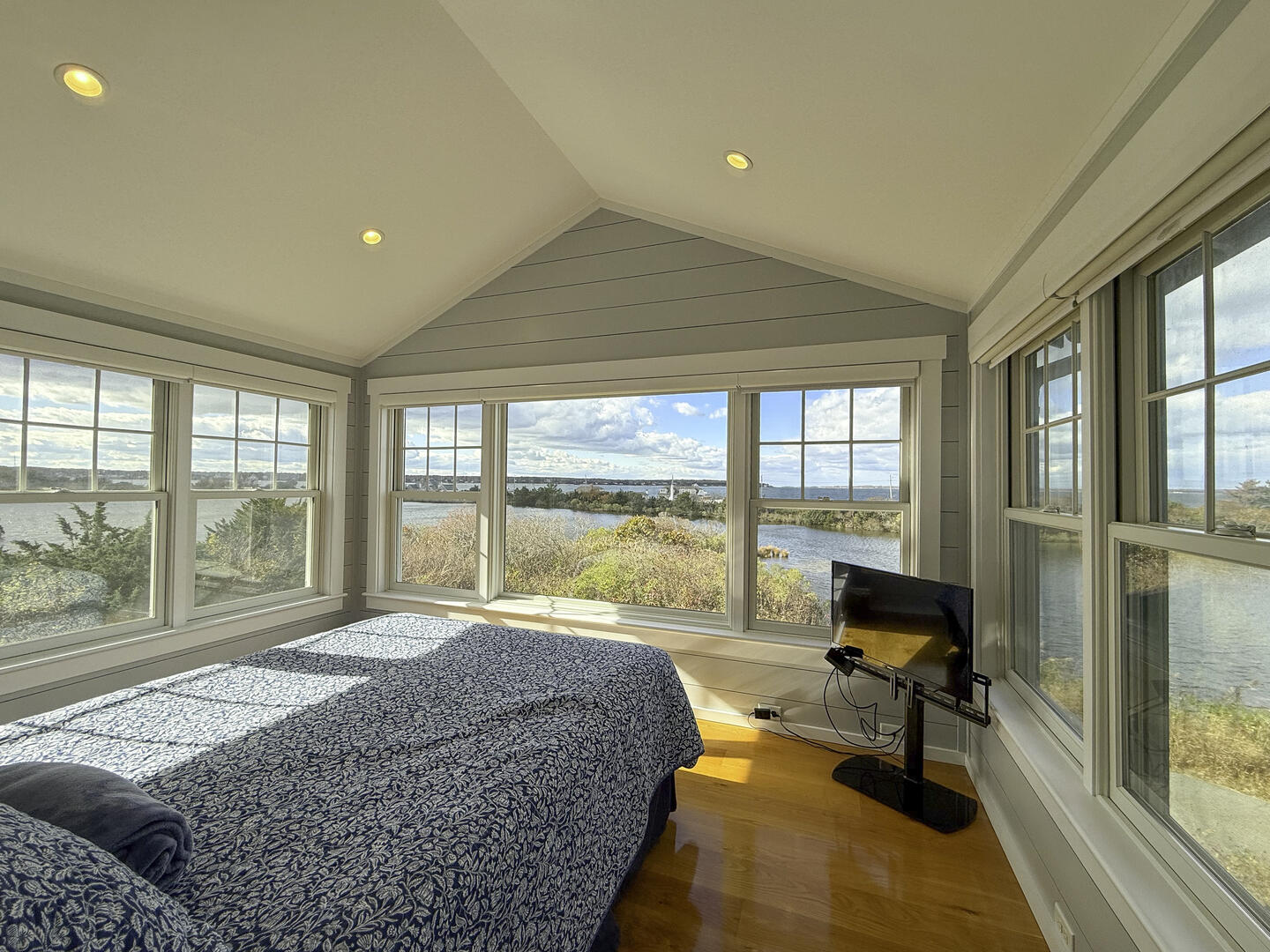 BR2 Queen, Second Floor