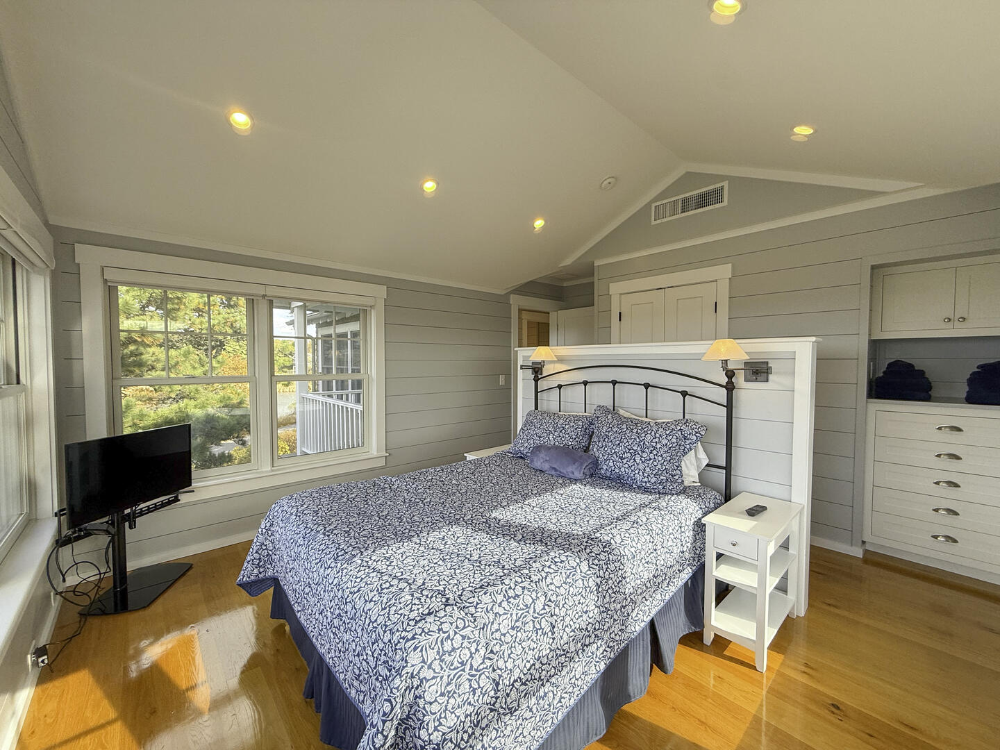 BR2 Queen, Second Floor