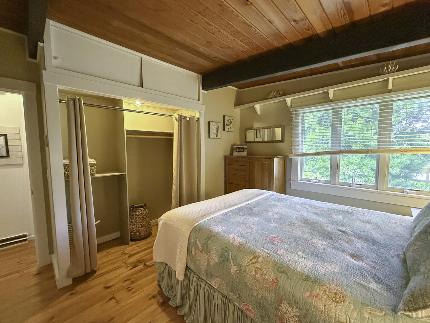 BR2 Queen, First Floor