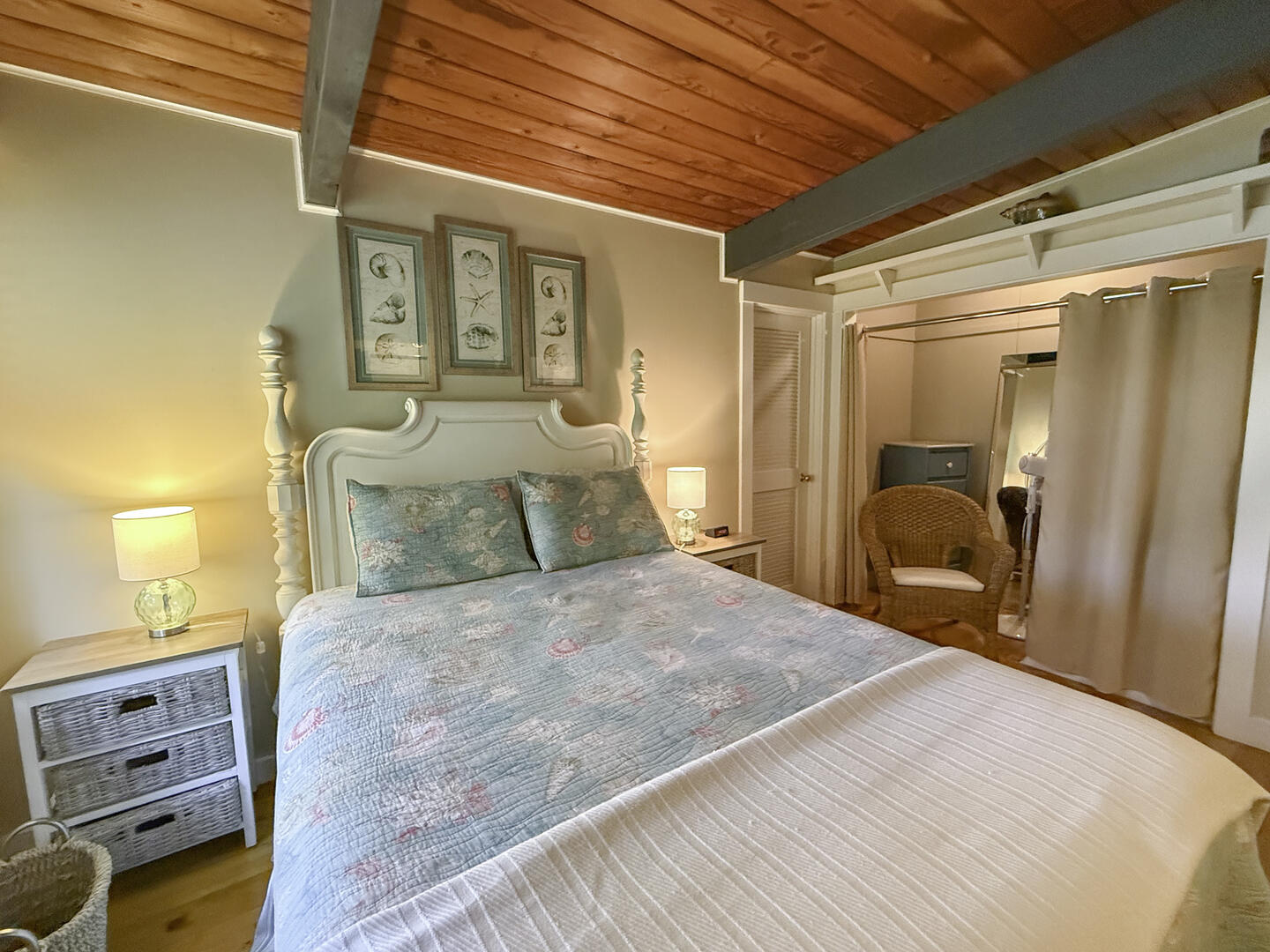 BR2 Queen, First Floor