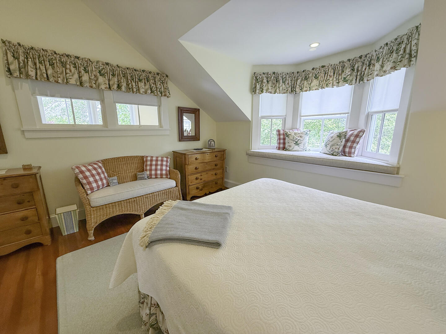 BR3 Queen, Second Floor