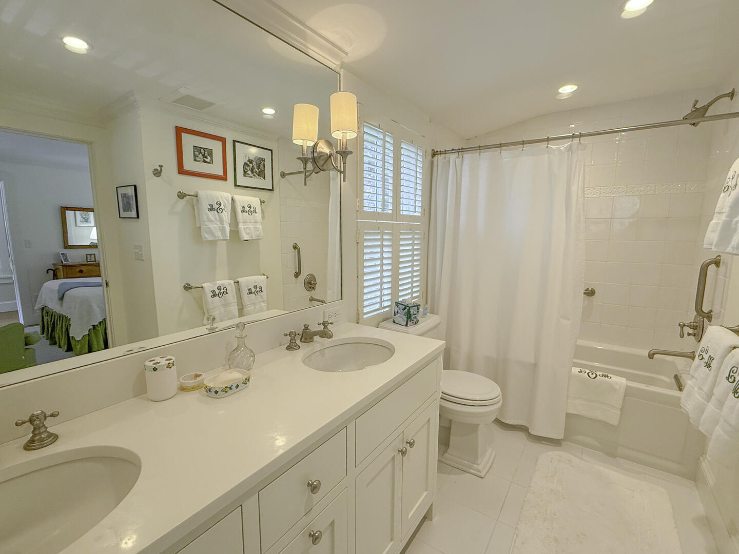 BR1 Queen En Suite with Shower Tub Combo, First Floor