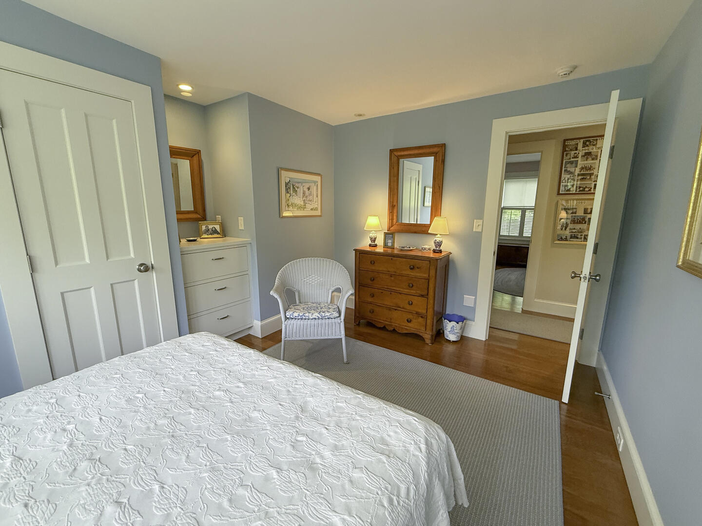 BR2 Queen, Second Floor