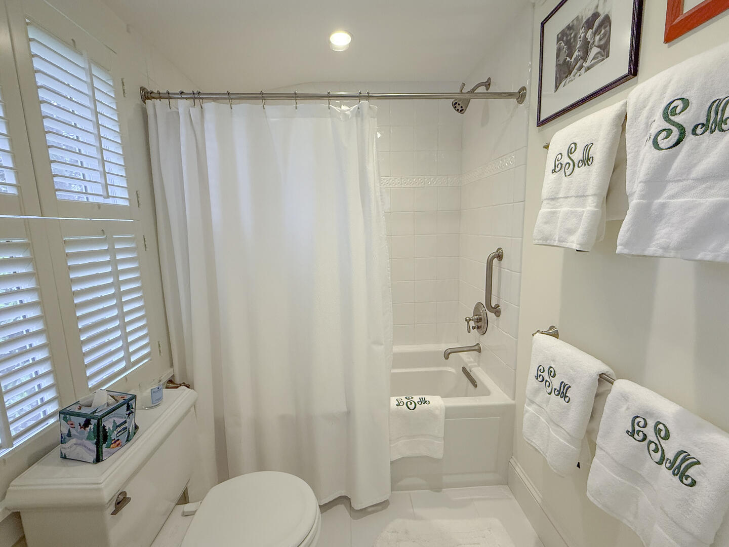 BR1 Queen En Suite with Shower Tub Combo, First Floor
