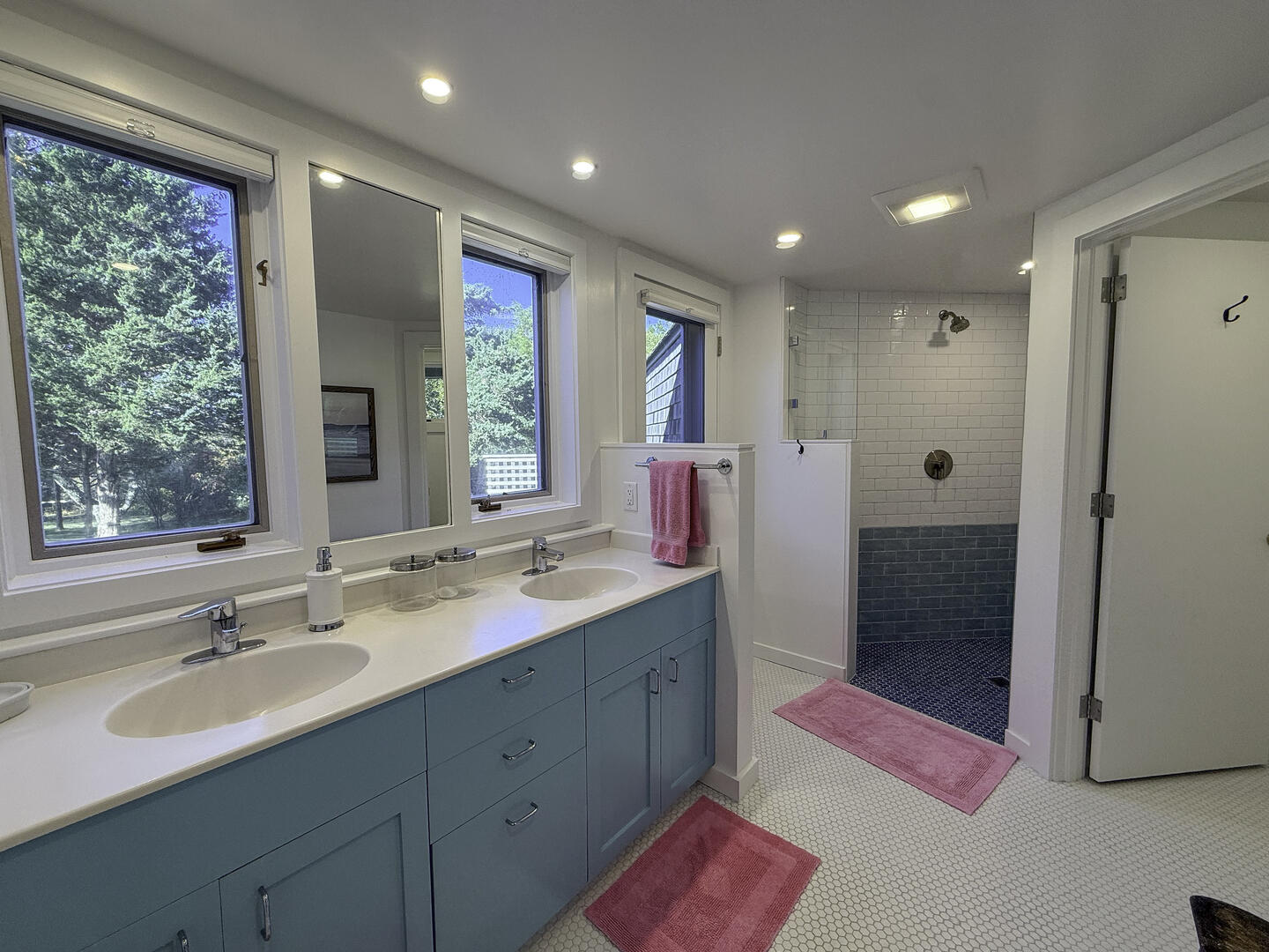 BR1 King En Suite with Shower Stall, First Floor