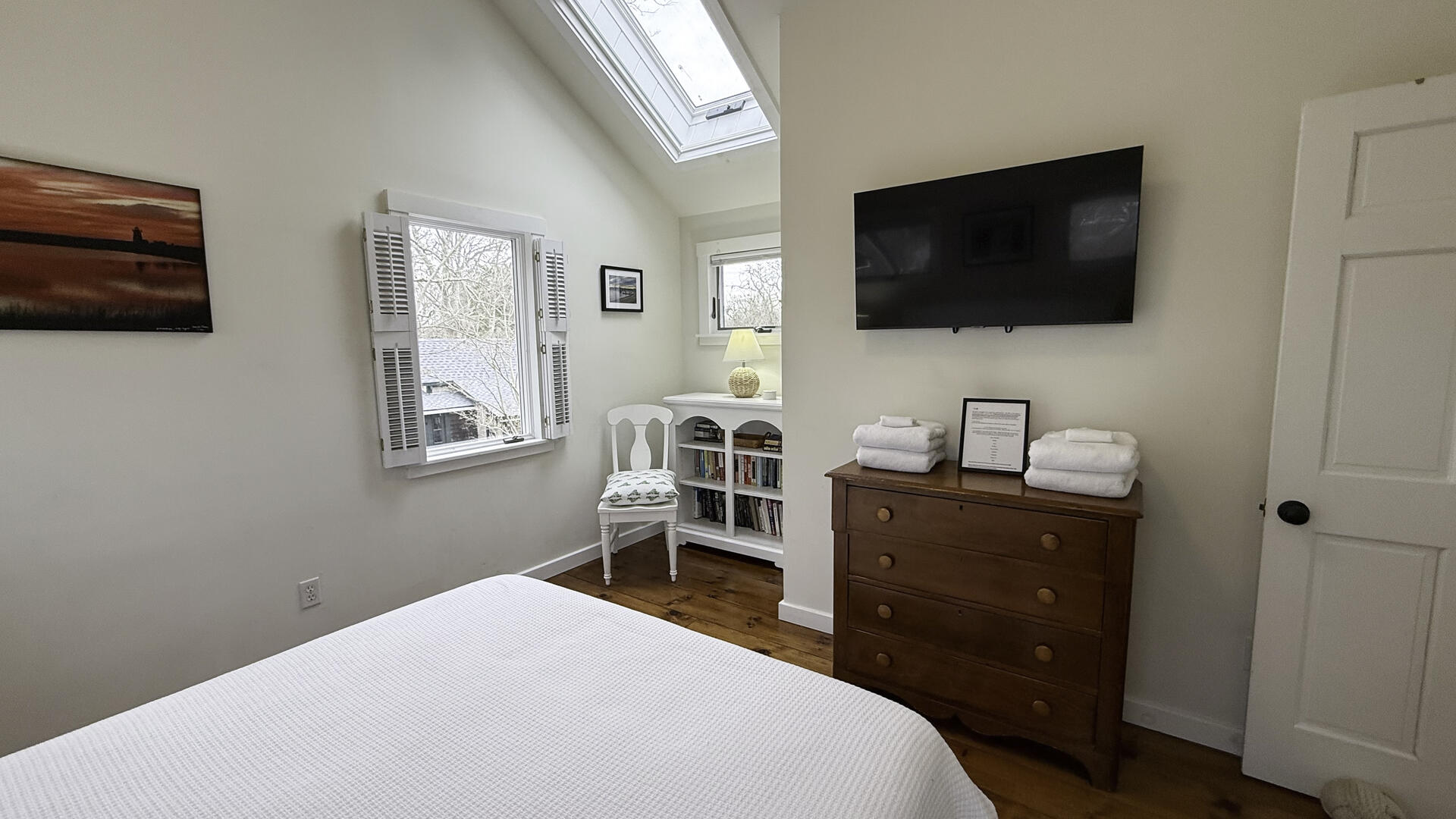 BR3 Queen, Second Floor