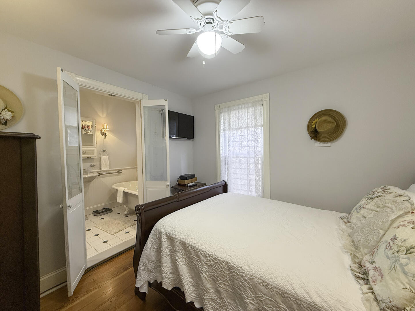 BR1 Queen with Adjoining/Hall Bath, First Floor